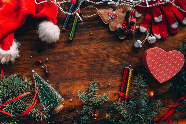 Noel dekorasyonu ve süs eşyaları düz lay ile kopya alanı şenlikli tatil kutlama mesajı için - Fotoğraf, Görsel