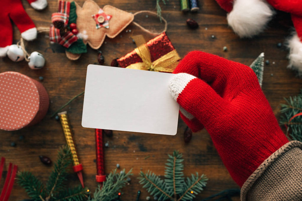 Noel kartvizit alay kadar çeşitli tatil dekorasyon ile masa üzerinde el ile düzenlenen - Fotoğraf, Görsel