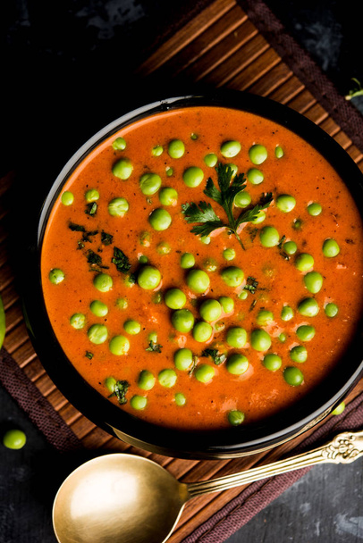 Green Peas curry / Matar masala servido em uma tigela sobre fundo mal-humorado. foco seletivo
 - Foto, Imagem