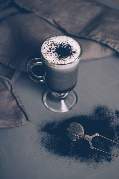 ゴス ・ ゴシック ブラック チャコール ラテ。秋のハロウィーンのコーヒーを飲む。クローズ アップ - 写真・画像