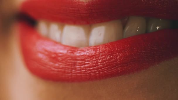 Aistillinen punainen naiset huulet
 - Materiaali, video