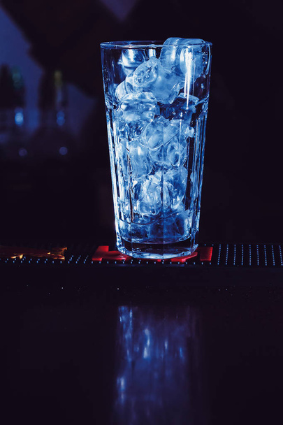Preparation of long cocktails. Close-up - Φωτογραφία, εικόνα