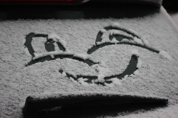 Lächeln Bild mit Schnee am Fenster. Wintergemälde für das romantische Paar. Überraschung für den Mann oder die Frau. Entspannendes Hobby - Foto, Bild