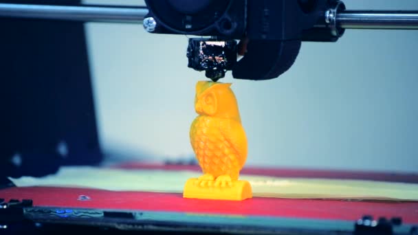 Impresora 3D trabajando. Modelado de deposición fundida, FDM. Impresión en 3D de un objeto de plástico. Impresora 3D tridimensional automática realiza plástico. Tecnología aditiva progresiva para la impresión 3D - Imágenes, Vídeo