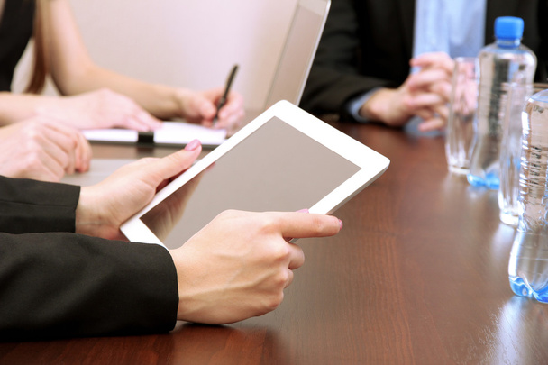 Mani femminili con tablet digitale su sfondo ufficio
. - Foto, immagini