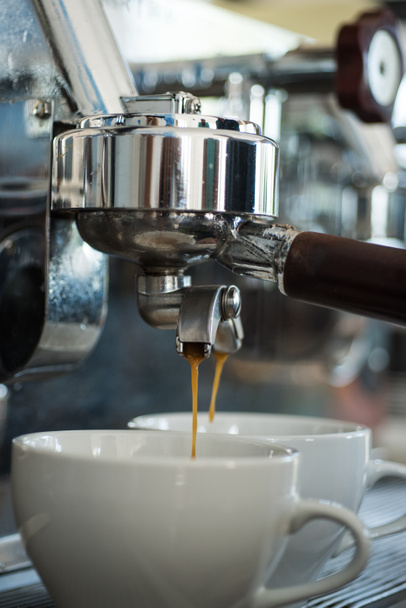 Найти аромат, который тебе подходит. Маленькие чашки для горячего кофе. Пивоварение кофе с кофеваркой. Делаю эспрессо с фильтром. Кофейные чашки. Кофе варится в кофейне или кафе
 - Фото, изображение