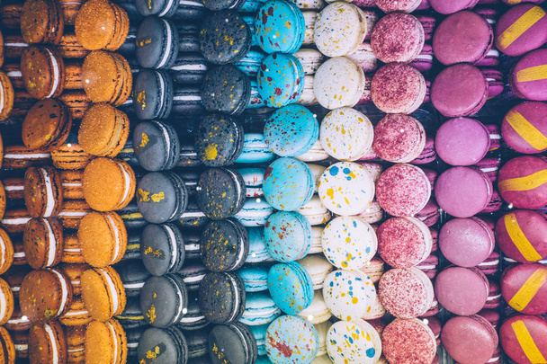 Um monte de macarões coloridos na loja de doces
. - Foto, Imagem