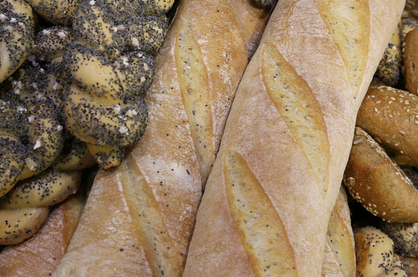 kenyeret a pékségben, illatos kenyeret és bagettet - Fotó, kép