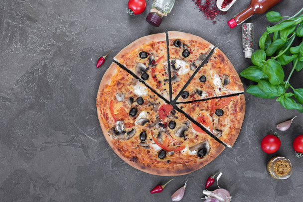 Pizza, voedsel, groente, margarita. Groenten, champignons en tomaten pizza op een zwarte houten achtergrond. Het kan worden gebruikt als achtergrond - Foto, afbeelding