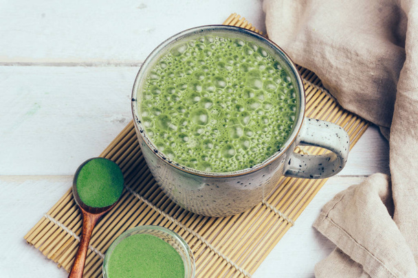 Latte matcha al cocco vegano. Latte di tè verde in polvere
 - Foto, immagini