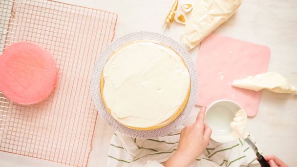 Flat lag. Montage roze en paarse koek laag wil unicorn taart voor de partij van de verjaardag van het meisje. - Foto, afbeelding