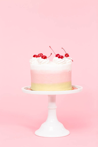 Narozeninový dort Spumoni na růžovém pozadí. - Fotografie, Obrázek