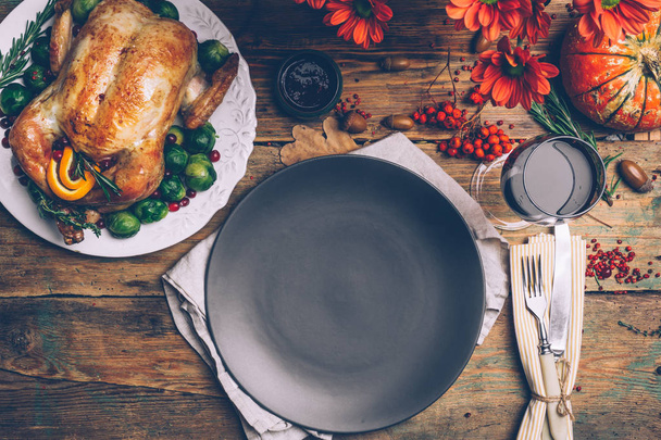 Hálaadás sült csirke, kelbimbó és a fűszereket egy rusztikus, fából készült asztal. Hálaadás vacsora, vagy őszi vacsora koncepció háttér őszi levelek. Hálaadás táblázat beállítása háttérben. - Fotó, kép