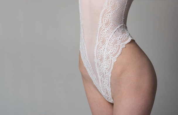 Damenhöschen. Erotische Dessous. weiße Unterwäsche auf schlankem Mädchen. Katalog von Kleidung für junge Frauen. Erotik- und Sexshops - Foto, Bild