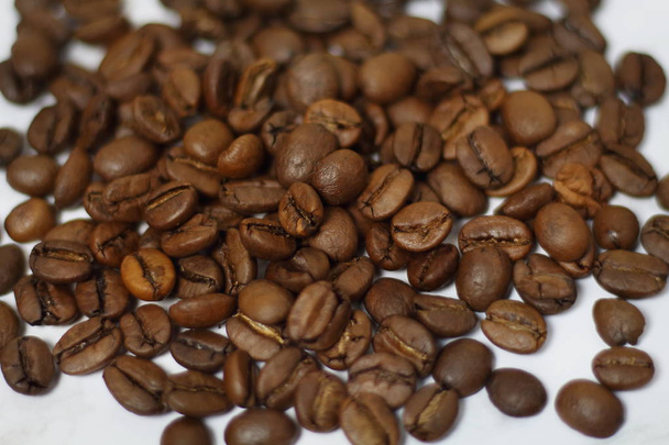 Beaucoup de grains de café torréfié macro motif isolé fond
 - Photo, image