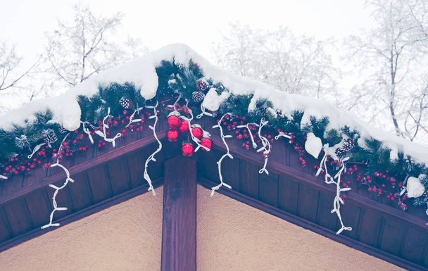 Le toit de la maison décorée pour les vacances de Noël
 - Photo, image