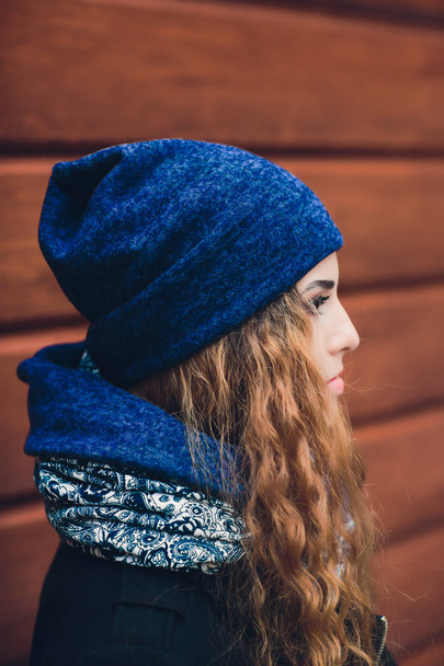 Portrait of funny young girl in the autumn weather in warm clothes and hat. - Foto, Bild