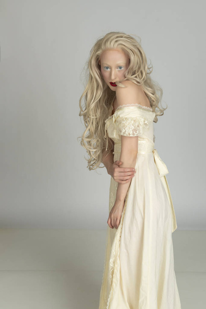Бліда молода блондинка в жовтій сукні
 - Фото, зображення