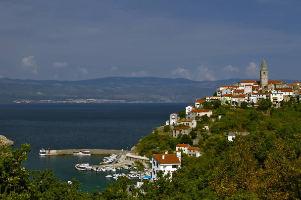 Summer seascape of Town Vrbnik, na ilha de Krk. Mar Adriático. Férias. Conceito de Relaxamento. Praias da Croácia. Kvarner Bay archipelago, Croácia, Europa
. - Foto, Imagem