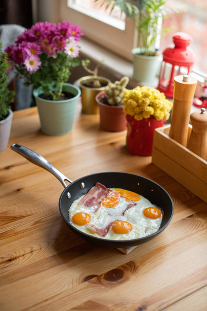 鍋にベーコンと卵を日当たりの良い側 - 写真・画像