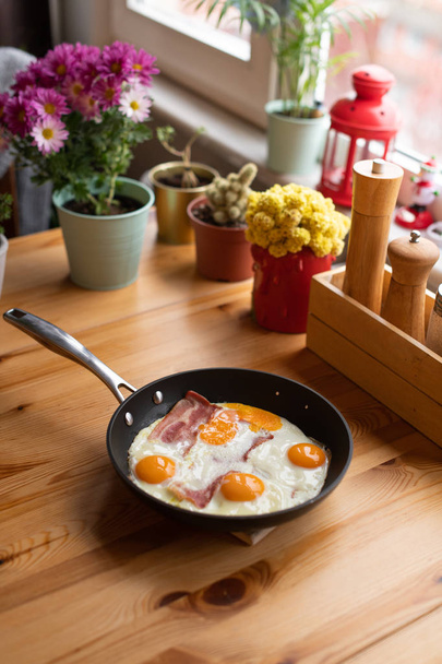 鍋にベーコンと卵を日当たりの良い側 - 写真・画像