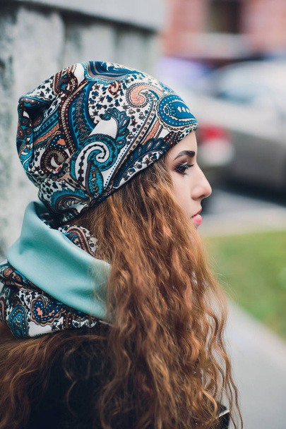 Портрет смешной молодой девушки в осеннюю погоду в теплой одежде и шляпе
. - Фото, изображение