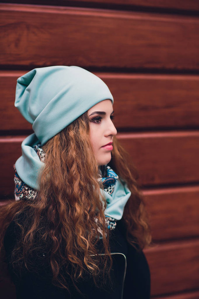 Portrait of funny young girl in the autumn weather in warm clothes and hat. - Foto, Imagem