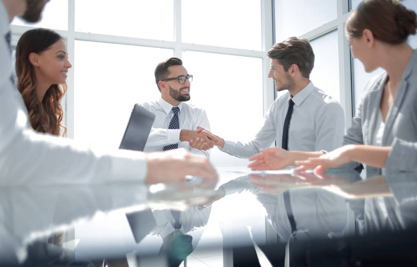 κάτω όψη.handshake επιχειρηματικούς εταίρους πάνω από το γραφείο - Φωτογραφία, εικόνα