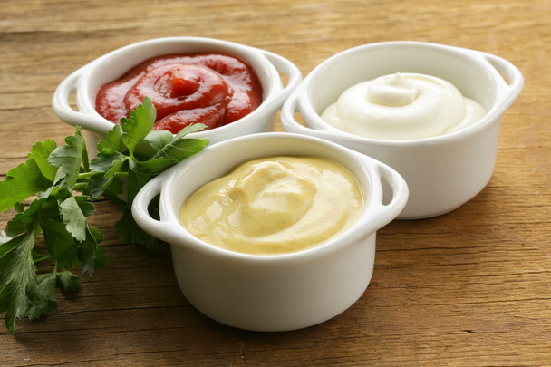 La mostaza, el ketchup y la mayonesa - tres tipos de las salsas
 - Foto, imagen