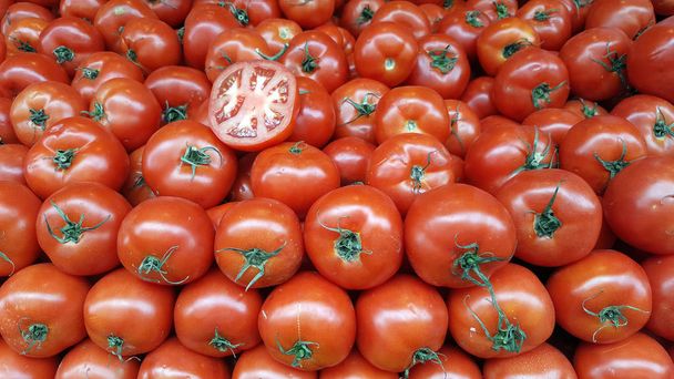 Délicieuses tomates rouges sur le marché
 - Photo, image