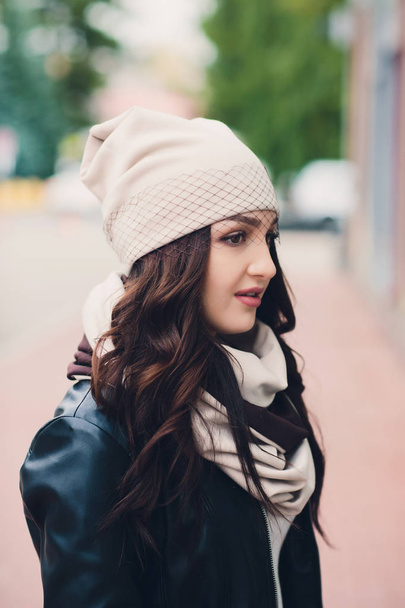 Portrait of funny young girl in the autumn weather in warm clothes and hat. - Foto, imagen