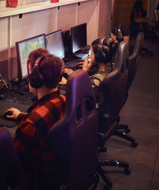 PC oyun kulüp veya internet cafe multiplayer video oyunundaki profesyonel cyber sportmans, trenler şampiyonluk için bir ekip çalış. - Fotoğraf, Görsel