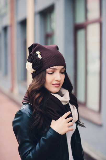 Portrait de jeune fille drôle dans le temps d'automne dans des vêtements chauds et chapeau
. - Photo, image