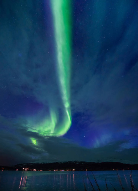 Polarny arktyczny Zorza polarna Zorza polarna niebo gwiazda w Skandynawia Norwegia Tromso w górach śnieg zimą gospodarstwo - Zdjęcie, obraz