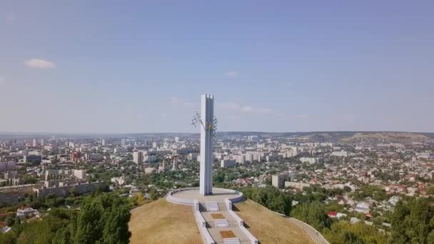 サラトフ - 1941-1945 年の大祖国戦争で亡くなった Saratovites の記念碑のソコロワ山上の勝利公園記念複雑なクレーン。ビデオ。Ultrahd (4 k) - 映像、動画