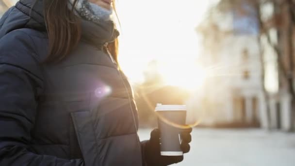Закрытие рук девочек в перчатках, пьющих кофе, солнечная зима, линзы вспышки от солнца
 - Кадры, видео