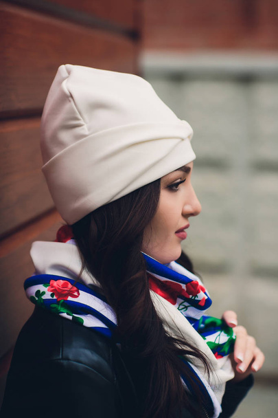 Portrait of funny young girl in the autumn weather in warm clothes and hat. - Foto, Imagen