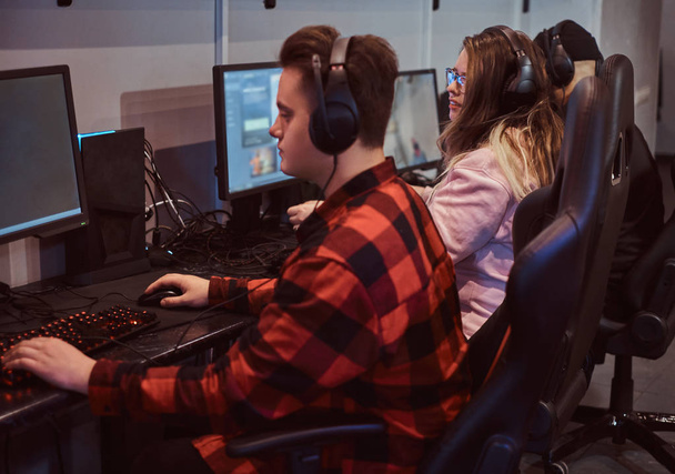Tizenéves játékosok csapata játszik a többjátékos videojáték PC gaming Club. - Fotó, kép