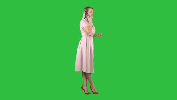 Menina bonita em vestido rosa no telefone em uma tela verde, Chroma Key
. - Filmagem, Vídeo