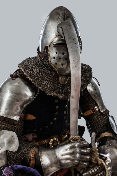 Вооруженный рыцарь сидит на стуле
 - Фото, изображение