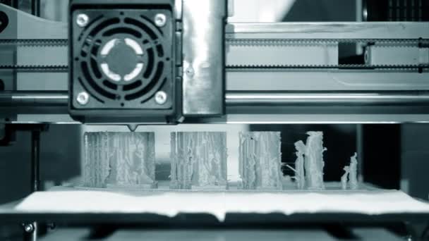 3D-printer werkt van dichtbij. Automatische driedimensionale 3D-printer - Video