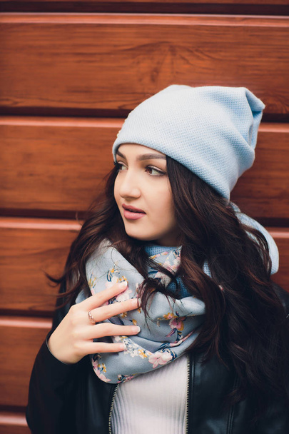Portrait of funny young girl in the autumn weather in warm clothes and hat. - Foto, Imagen