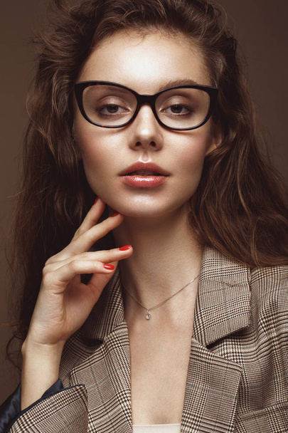 Menina bonita em roupas elegantes com óculos para a visão. Cara de beleza
. - Foto, Imagem