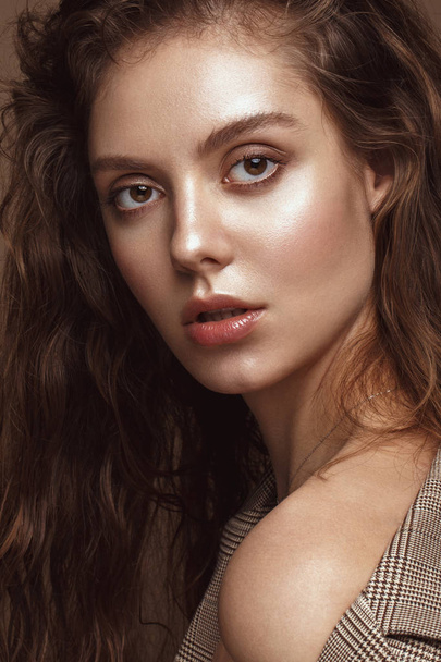 Beautiful brunette model : curls, classic makeup and sexy lips. The beauty face. - Φωτογραφία, εικόνα