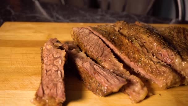 Főtt marhahús a daraboló-board - Felvétel, videó