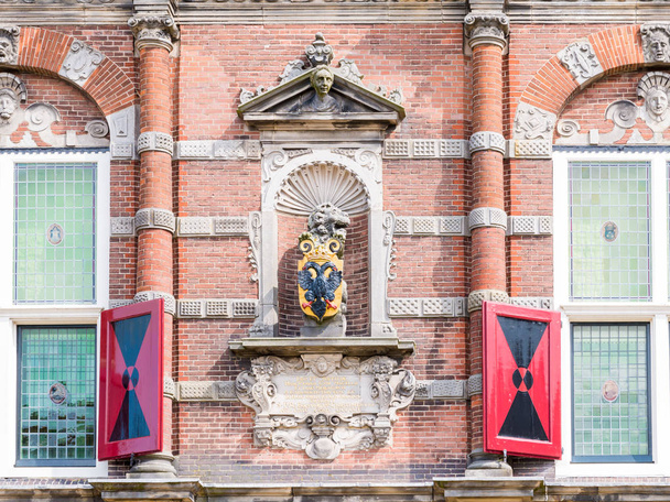City arms on facade of town hall in historic old town of Bolsward, Friesland, Netherlands - Zdjęcie, obraz