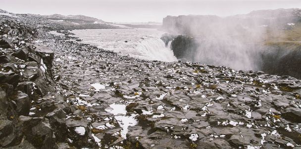 Panoraamakuvia kuuluisista Islannin vesiputouksista pilvisinä päivinä geologisten muodostumien kanssa
. - Valokuva, kuva