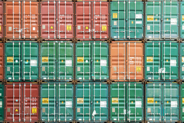Colorido montón de contenedores en el puerto industrial
. - Foto, Imagen