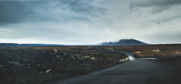 Asphaltierte Bergstraßen über gefährliche isländische Pässe während einer Reise. - Foto, Bild