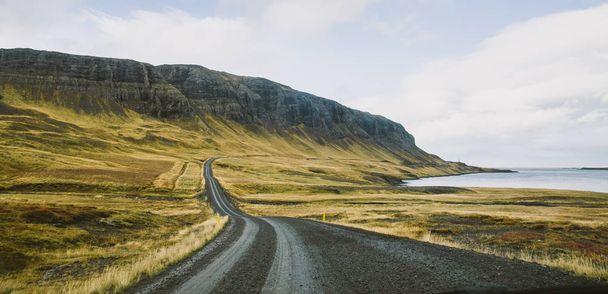 Aszfalt hegyi utakon átlépő veszélyes Izlandi halad-az utazás alatt. - Fotó, kép